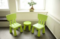2 grüne Stühle und ein Tisch