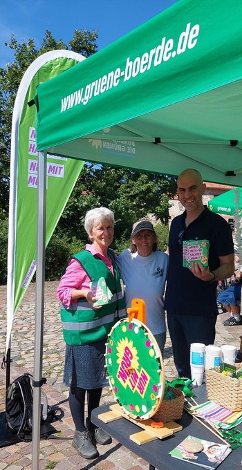 Foto Infostand mit Elke Schulzen