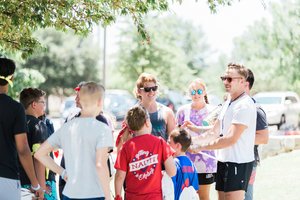 Foto eine Jugendgruppe von Foto von Jesus Loves Austin       