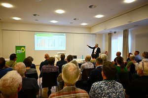 Foto zeigt den Vortragsraum mit Zuhörer*innen